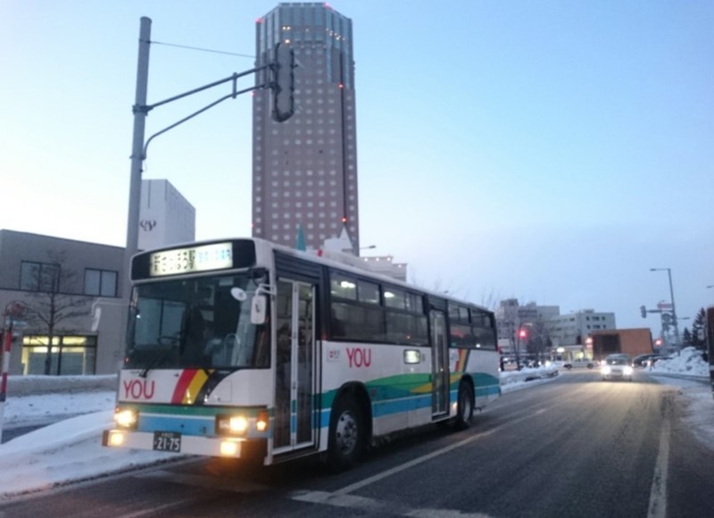 夕暮れの夕鉄バスは ｙｏｕ のロゴが印象的 新札幌グラフィティ